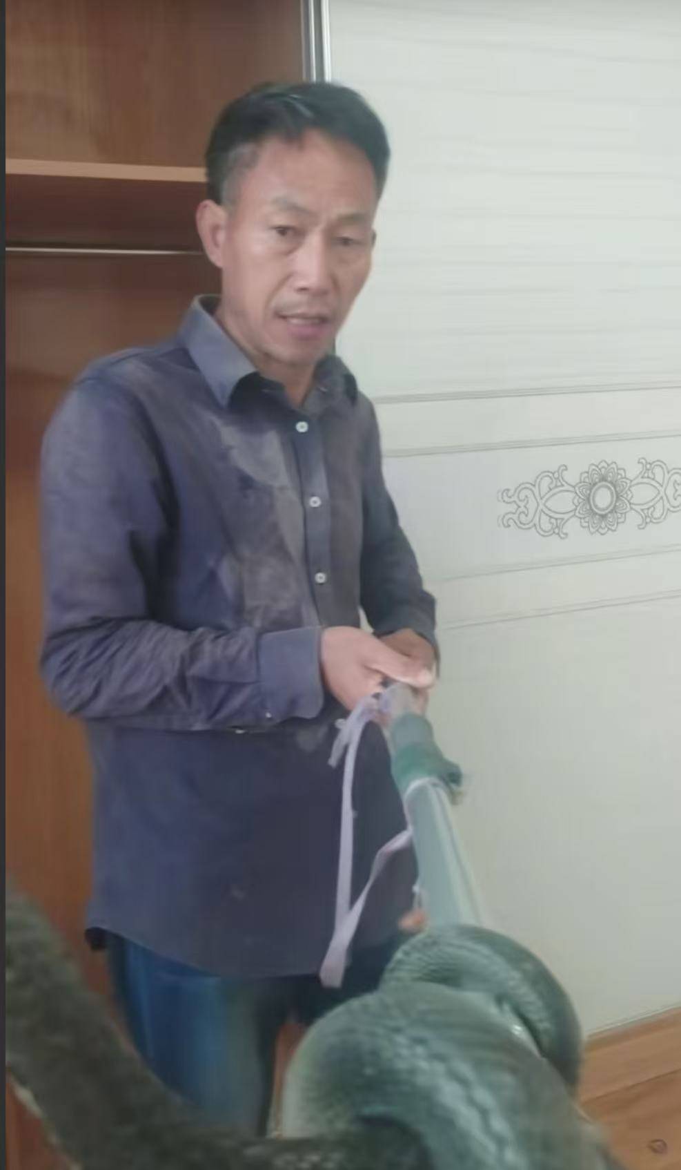 “蛇被我甩开了<strong></p>
<p>招商证券交易网</strong>，没完全注射毒液”，湖南直播抓蛇被咬伤网红被警方拘留后发声道歉