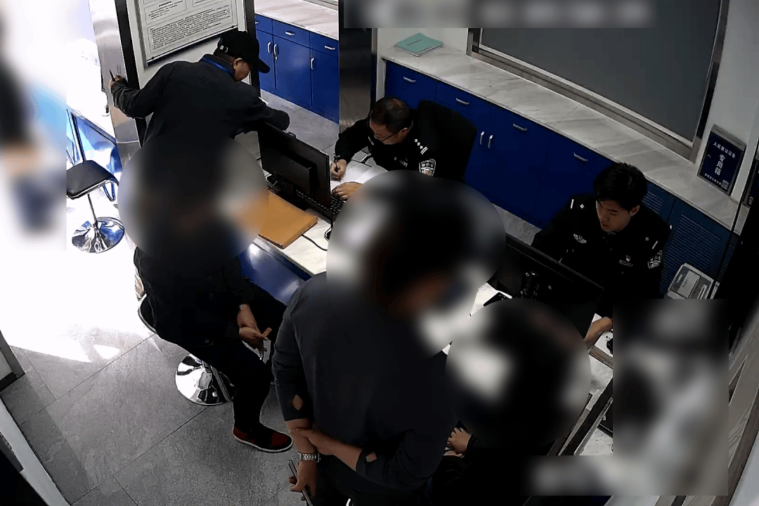 男子9600元转卖全新苹果17Pro max<strong></p>
<p>招商证券交易网</strong>,买家爽快转账1万后,其老婆银行卡被冻结!民警:这笔钱涉诈