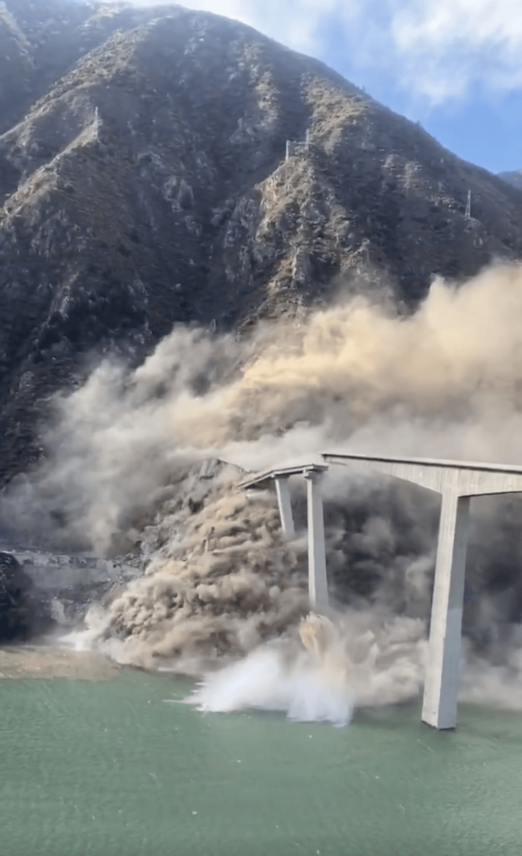 四川阿坝红旗桥为何垮塌？官方回应