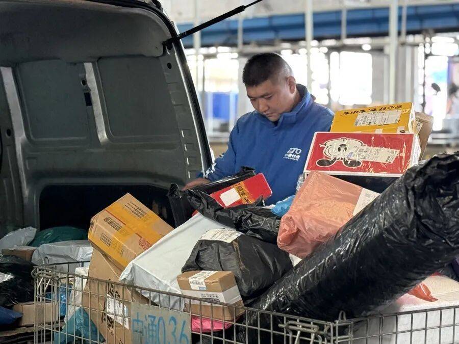 上海一快递小哥跳河救人<strong></p>
<p>华融证券小微融</strong>,上岸后全身湿透继续派送