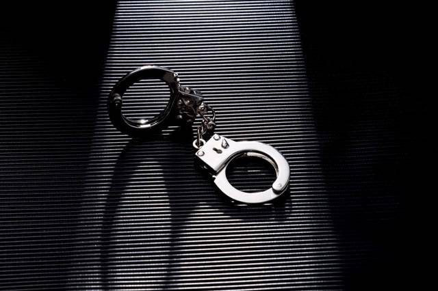 17岁女孩被继父强奸时不敢反抗<strong></p>
<p>盈透证券</strong>,曾目睹其家暴生母 法院:继父构成强奸罪