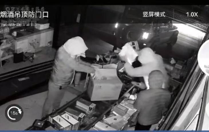 多名男子开越野车撞开烟酒店大门行窃<strong></p>
<p>盈透证券</strong>,失主报案称损失超20万元,警方回应