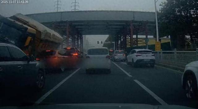 烟台被压死女老师家属欲追究涉事渣土车企业刑责<strong></p>
<p>盈透证券</strong>，律师：具有可行性，涉重大责任事故罪