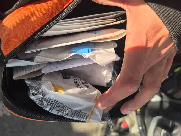 宿迁一小朋友嘴部受伤<strong></p>
<p>恒生电子证券事业部</strong>，妈妈在路边用纸巾止血，外卖小哥掏出随身急救包施救被爆赞