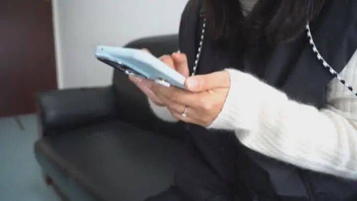 扬州一女子刷短视频惹祸：偷偷去银行取了6万现金<strong></p>
<p>恒生电子证券事业部</strong>，结果……