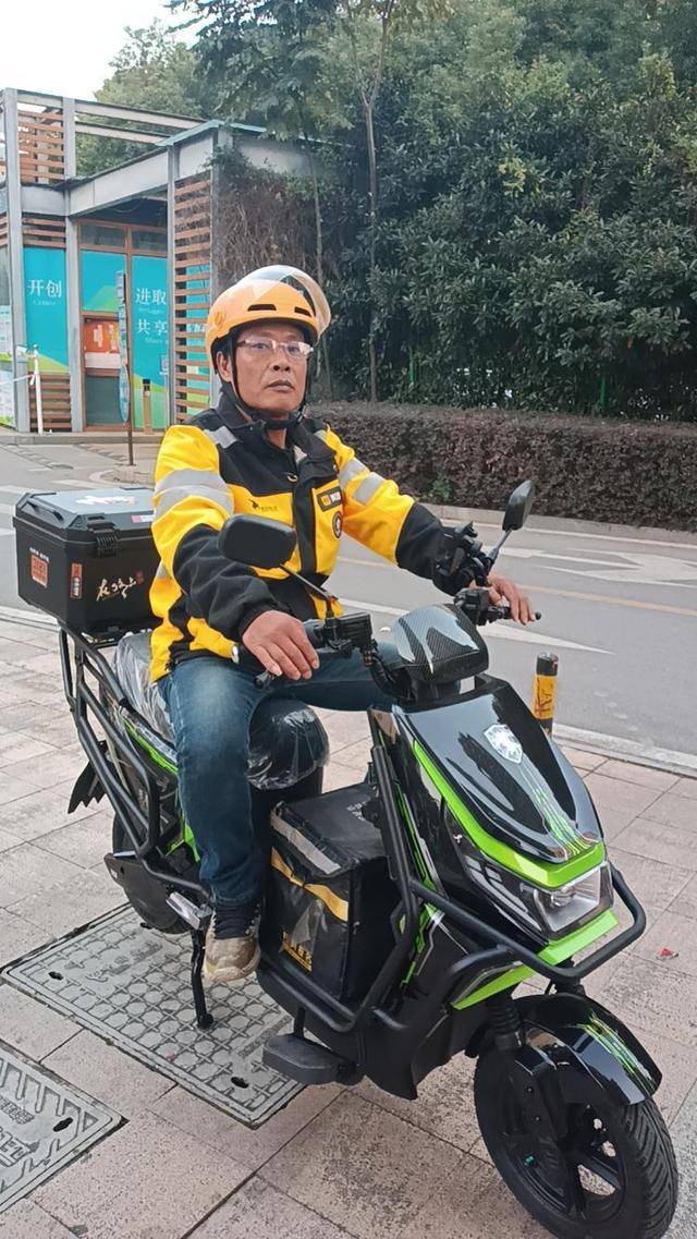 外卖员丢车后获顾客赠饮 携礼物登门致谢感动全网