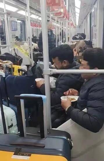 极目锐评∣满车厢咖喱味!多名外籍乘客在车厢内吃馅饼<strong></p>
<p>国元证券融资融券门槛</strong>,规则面前哪有特殊?