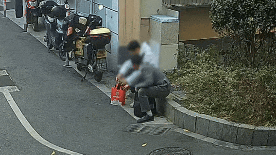 上门取走19万元<strong></p>
<p>国元证券极速交易</strong>，杭州一西装革履“金融专员”被抓！在高速服务区被抓，车上塞满现金