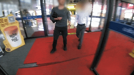 上门取走19万元<strong></p>
<p>国元证券极速交易</strong>，杭州一西装革履“金融专员”被抓！在高速服务区被抓，车上塞满现金