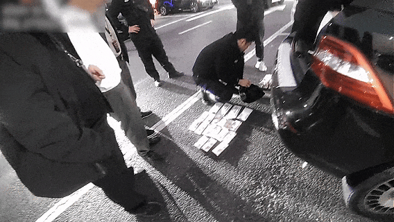 上门取走19万元<strong></p>
<p>国元证券极速交易</strong>，杭州一西装革履“金融专员”被抓！在高速服务区被抓，车上塞满现金