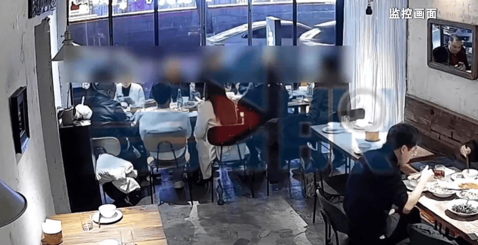 朋友组10人局9人相继开溜不买单，只留一人面对1262元账单，组局者：我也没钱