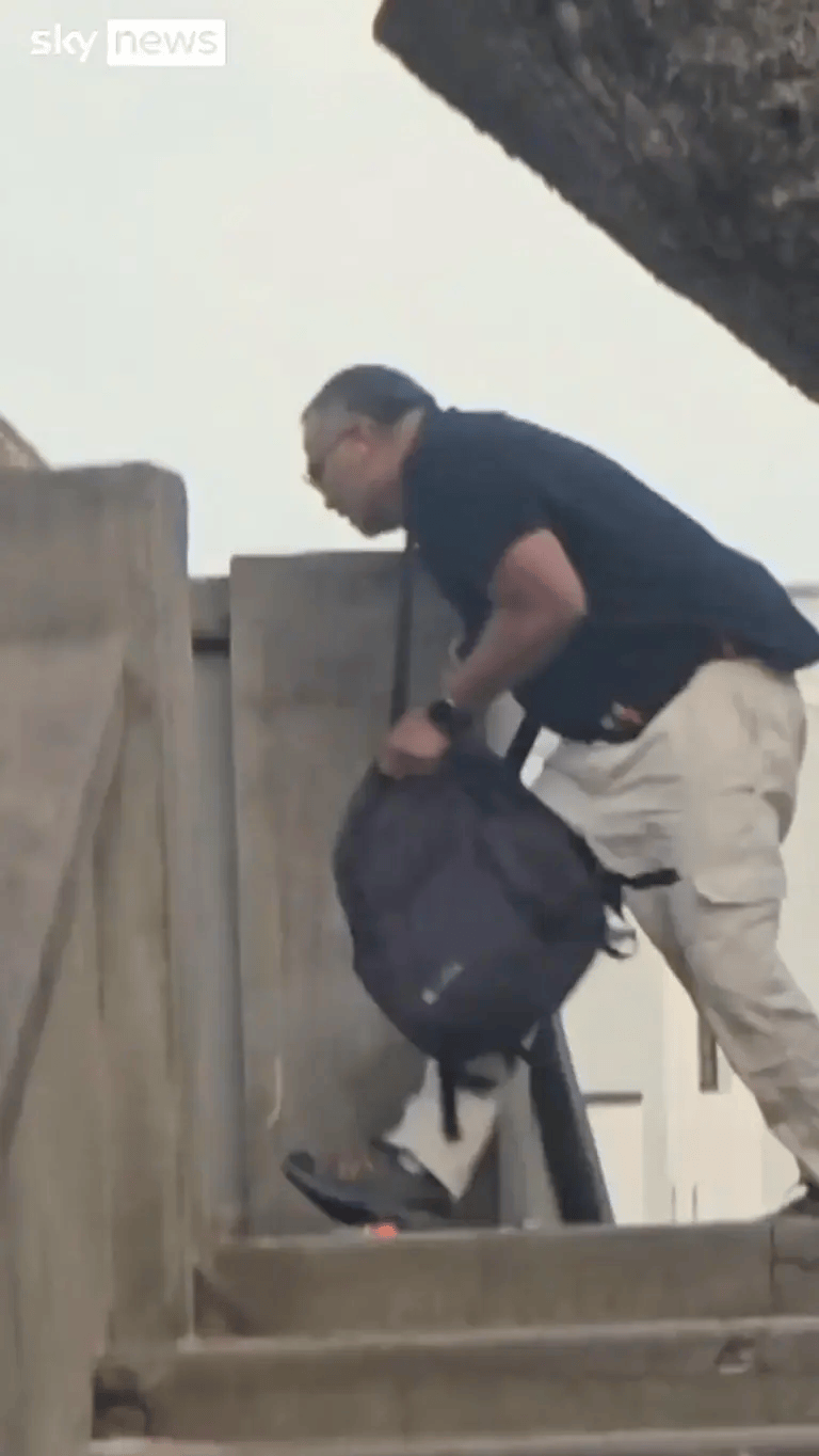 悉尼枪手被制服<strong></p>
<p>中航证券昆明营业部</strong>，愤怒民众猛踩头部，调查显示枪手合法持有六支枪