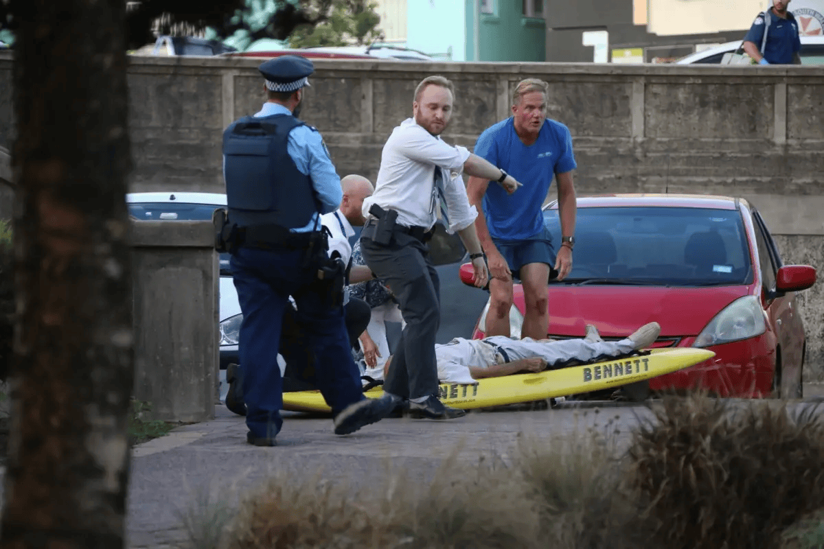悉尼枪手被制服<strong></p>
<p>中航证券昆明营业部</strong>，愤怒民众猛踩头部，调查显示枪手合法持有六支枪