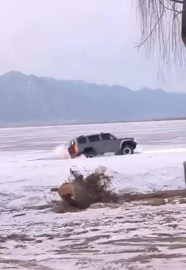 河北一越野车在水库冰面练漂移，冰层突然破裂，车轮落水被冻6小时，找来吊车深夜将车吊出