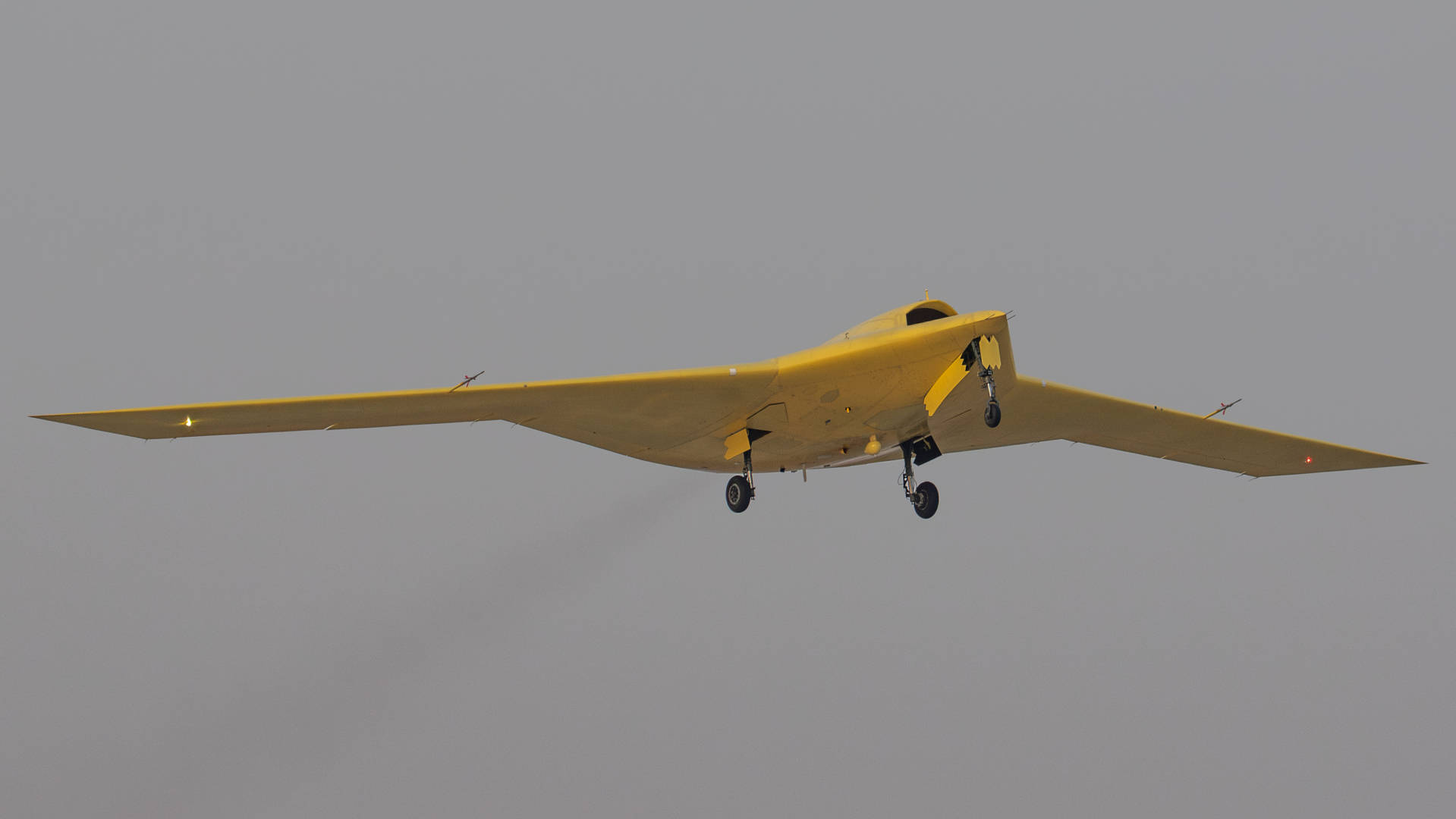 多张高清大图<strong></p>
<p>中航证券昆明营业部</strong>！新型高空高速长航时无人机彩虹-7近日成功首飞