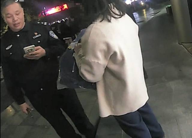 机智!快递在家门口被偷<strong></p>
<p>中航证券昆明营业部</strong>,她用一招抓到了人还拿回了东西