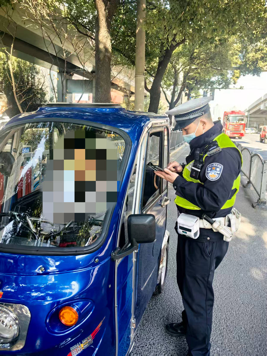 残疾车不得载人<strong></p>
<p>华西证券交易行情</strong>，“老头乐”不得上路：上海正在严查相关交通违法行为