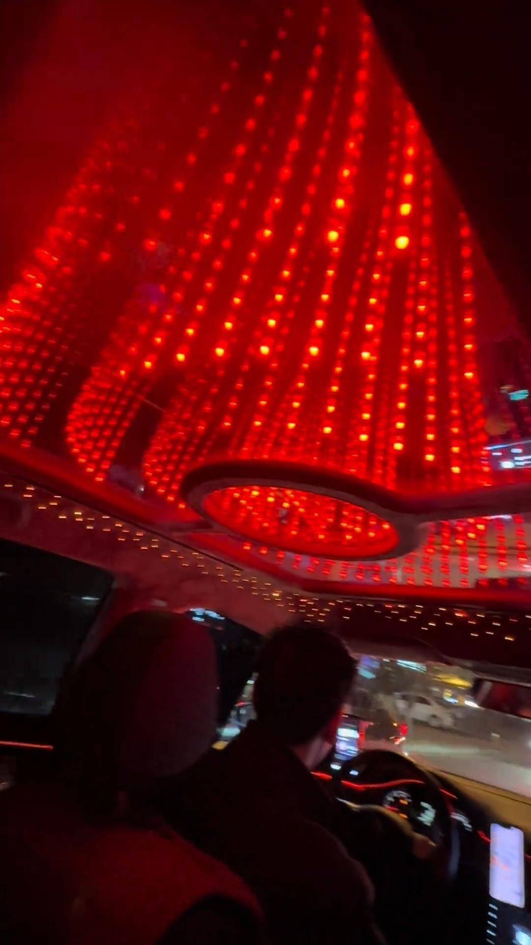 长春一女子打车遇“最炫出租车”<strong></p>
<p>杭州证券公司校园招聘</strong>，车顶被改装为绚丽星空顶，网友：打车竟然打到了移动KTV