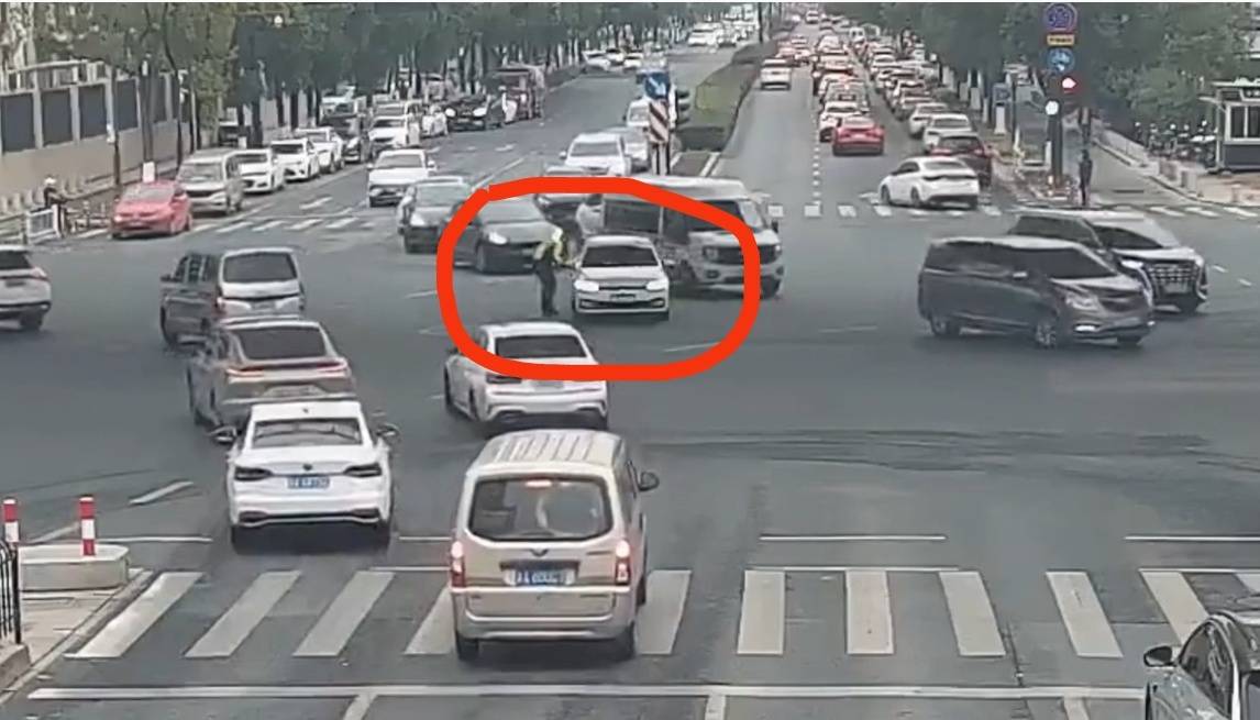 “我开不了车了”<strong></p>
<p>金融界和证券之星</strong>，杭州临平早高峰交警“代驾”紧急送医