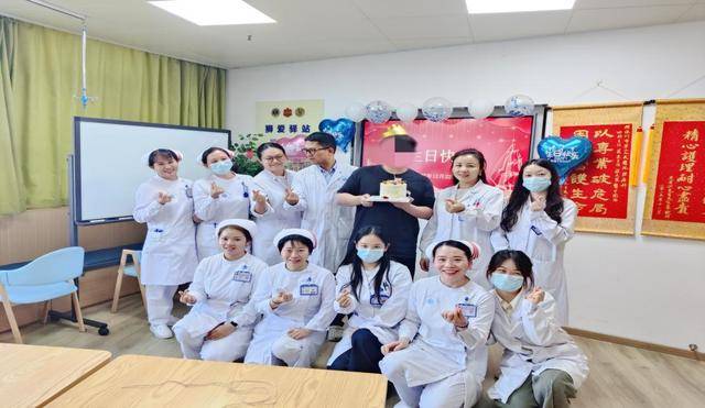 “工作可以再找<strong></p>
<p>金融界和证券之星</strong>，妈妈只有一个”，深圳大学毕业生为照顾患癌母亲，甘当“全职儿子”