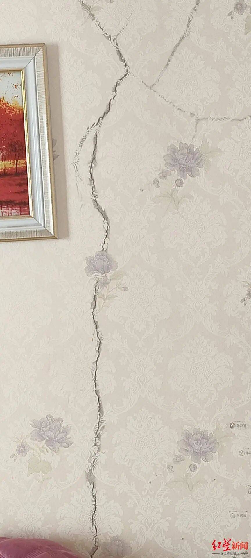 山西一小区被曝多个顶楼住户违规加盖房屋：有的甚至修建成阁楼<strong></p>
<p>太平洋证券swot分析</strong>，致几十户房子墙面裂缝