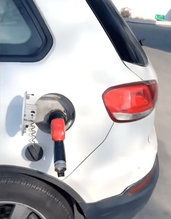 司机加完油未拔油枪驾车离开<strong></p>
<p>国金证券办理融资融券</strong>，油枪被拉断，加油站：断裂油枪已修复，未要求赔偿