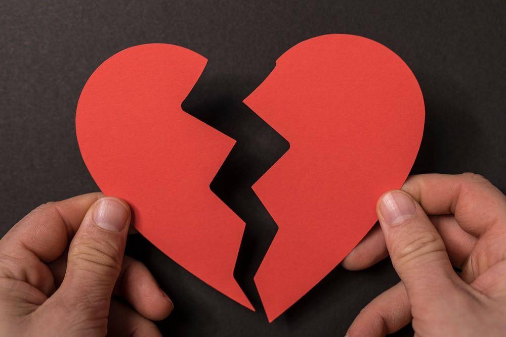 “00后”小伙致年长8岁女友怀孕，称年龄不适合结婚生子 女方无奈流产起诉索赔，判了