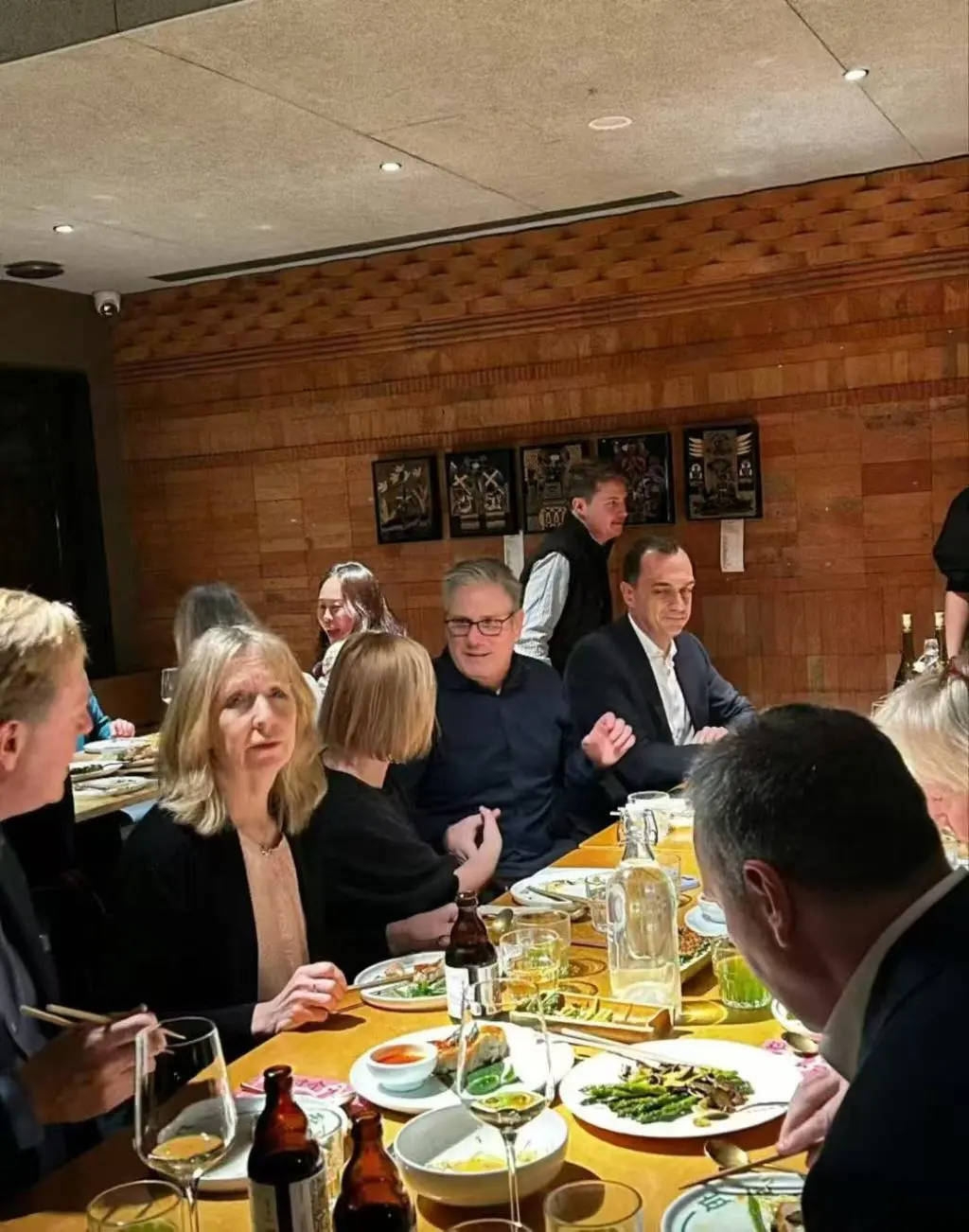 英国首相斯塔默抵达上海<strong></p>
<p>证券交易结算资金余额</strong>，在参观豫园时体验了沪上名点蝴蝶酥