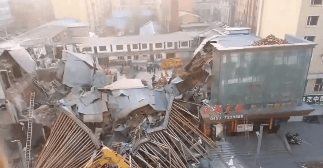 黑龙江一楼房凌晨坍塌致7人遇难,附近商家:系三层老楼,内有火锅店和KTV